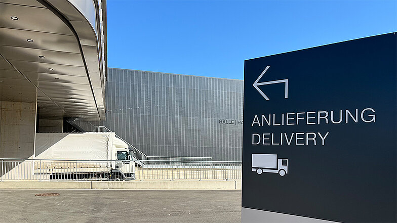 LKW in der Warenannahme von WIKUS