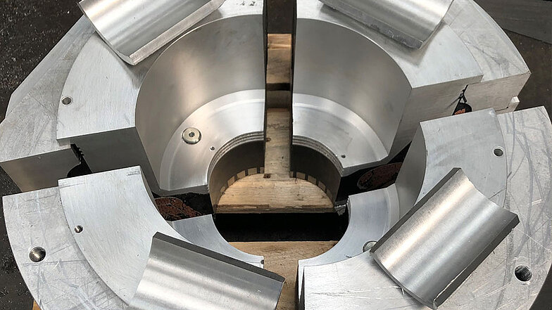 Bild 5: Zerspanter Stator aus Aluminium, Kupfer, Harzen und Verbundstoffen (⌀ 400 mm)