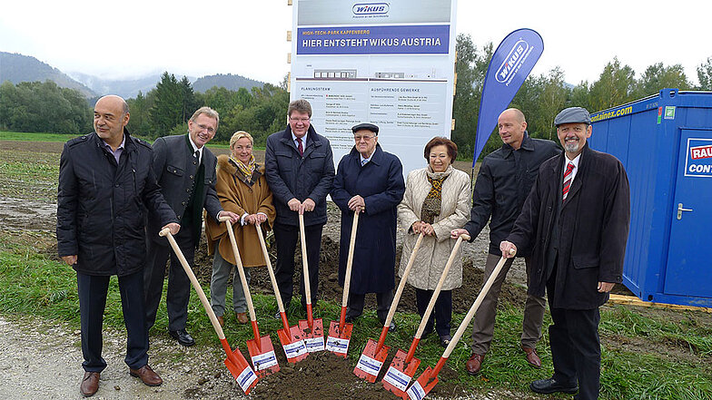 Spatentisch im Jahr 2013 – Der Bau für das neue Gebäude und die Produktionshalle kann beginnen.