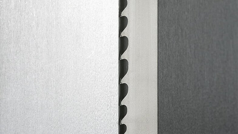 ECODUR® minimizes abrasive wear with its carbide tooth cutting edges and thus ensures high sawing performance and cutting surface quality thanks to a patented chip division. It also offers further economic advantages in terms of cost savings. For example, less frequent blade changes are necessary because of the versatility in the application area. 