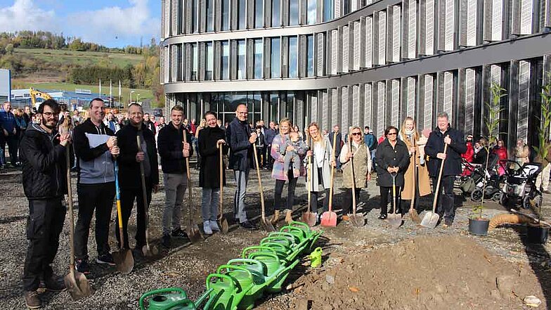 Direzione e soci amministratori di WIKUS nonché i membri consiglio di fabbrica inaugurano un castagno come nuovo albero di famiglia nell’ambito di una piccola cerimonia.