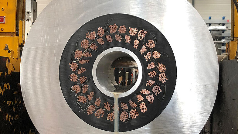 Bild 6: Zerspanter Stator aus Aluminium, Kupfer, Harzen und Verbundstoffen (⌀ 400 mm)