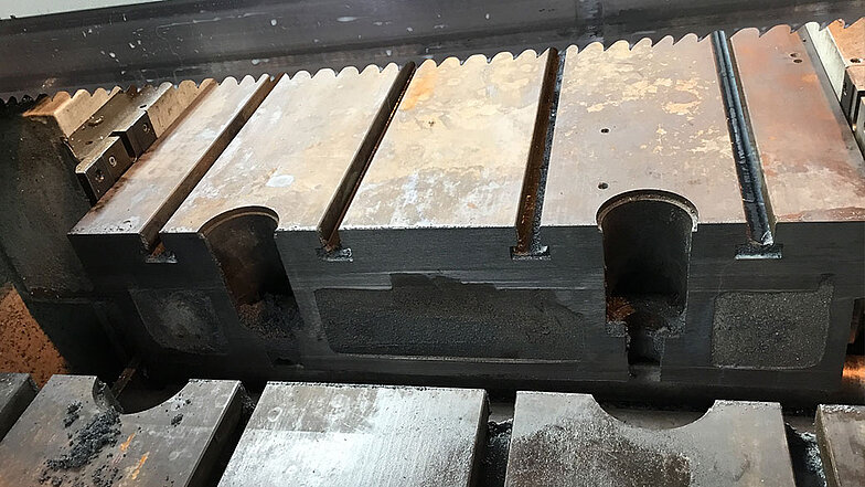 図7：幅1,000mmの鋳鉄と鋼鉄でできた切断加工されたフライステーブル