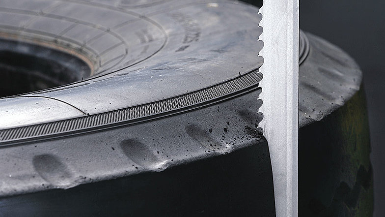 Matériau des pneus et matériau composite à base de caoutchouc